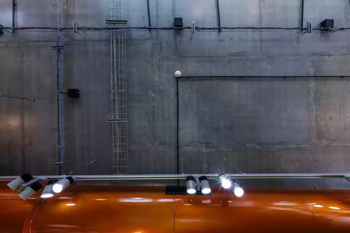 Освещение в гараже и смотровой яме: виды и как сделать