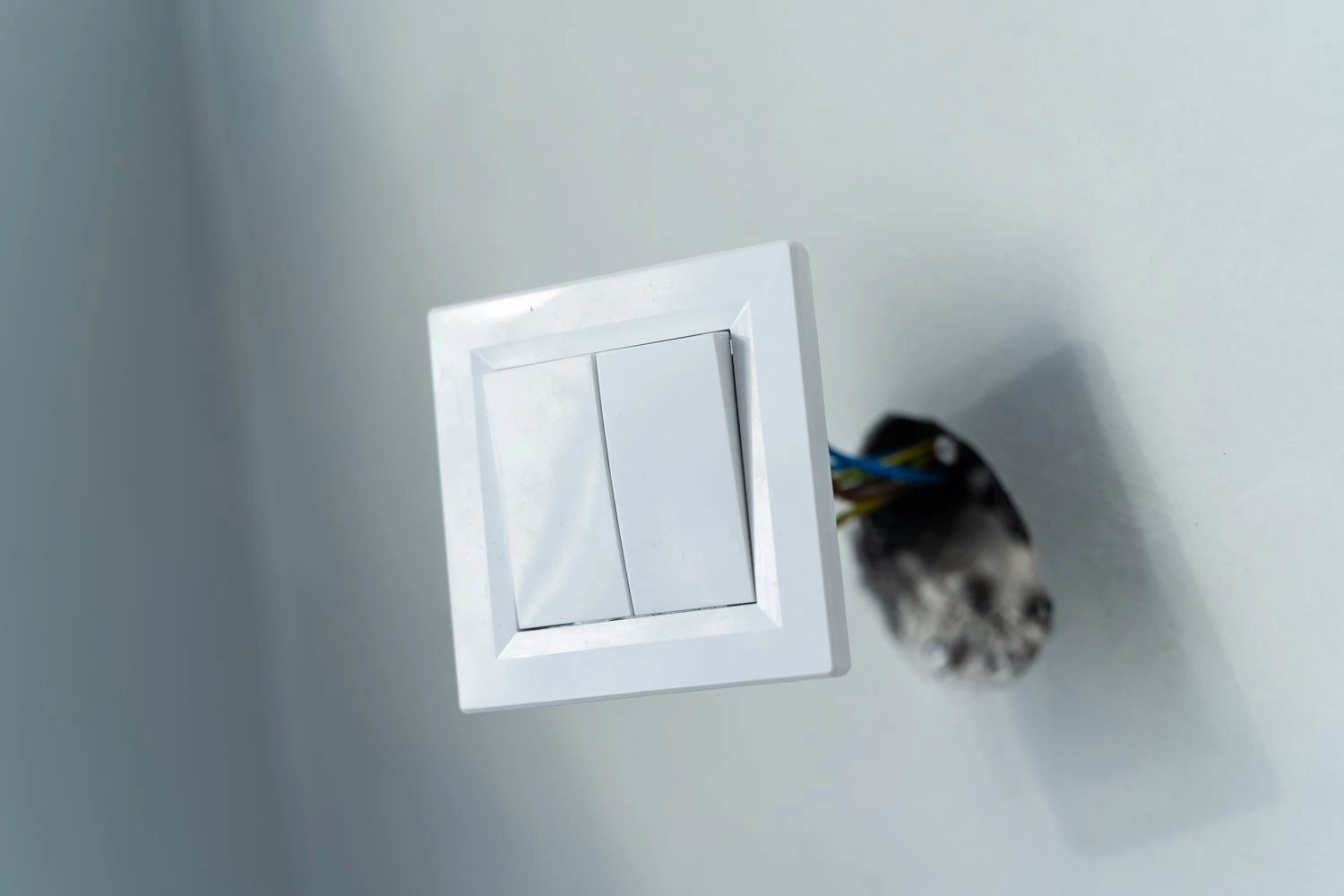 Подключаем двухклавишный выключатель: инструкция