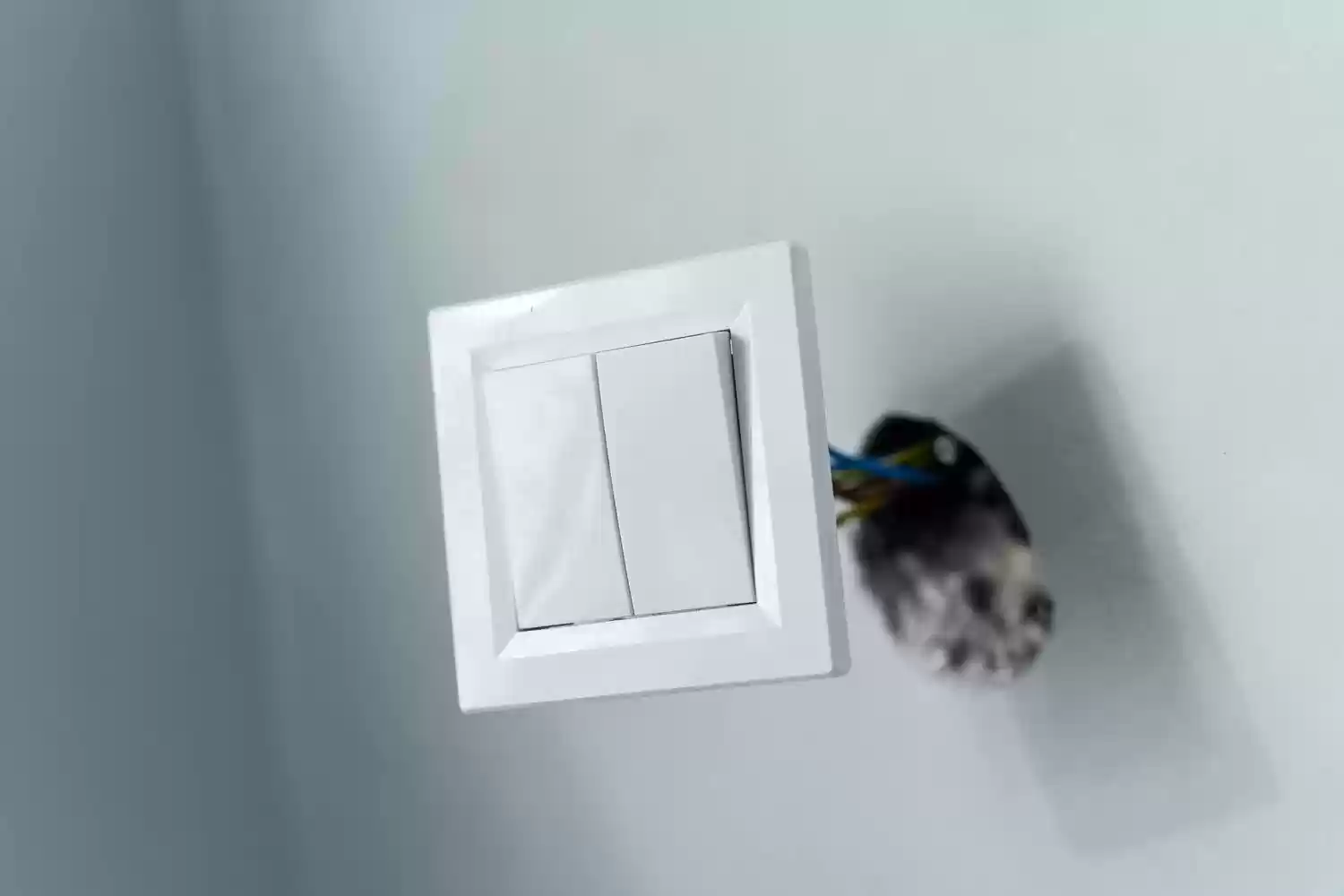 Подключаем двухклавишный выключатель: инструкция