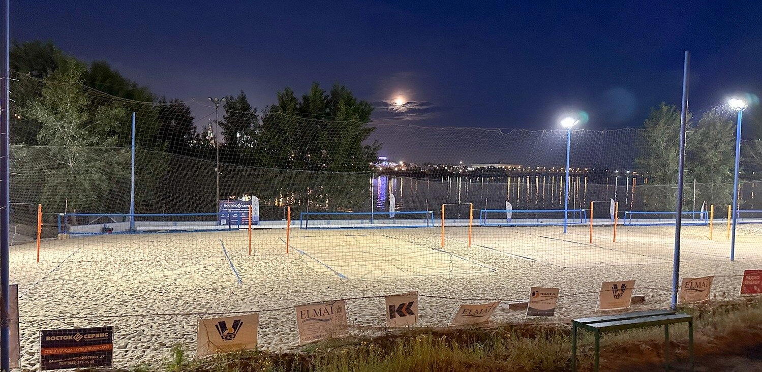 Освещение открытых пляжных кортов