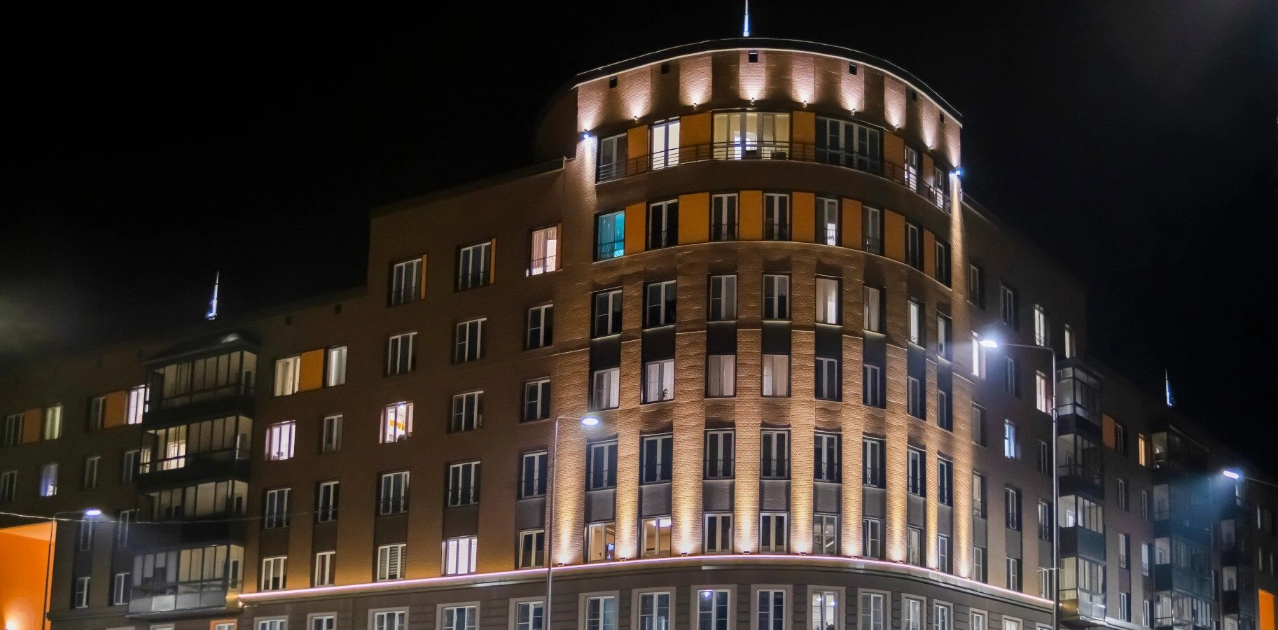 Архитектурное освещение многоквартирного жилого дома в ЖК ЗНАК