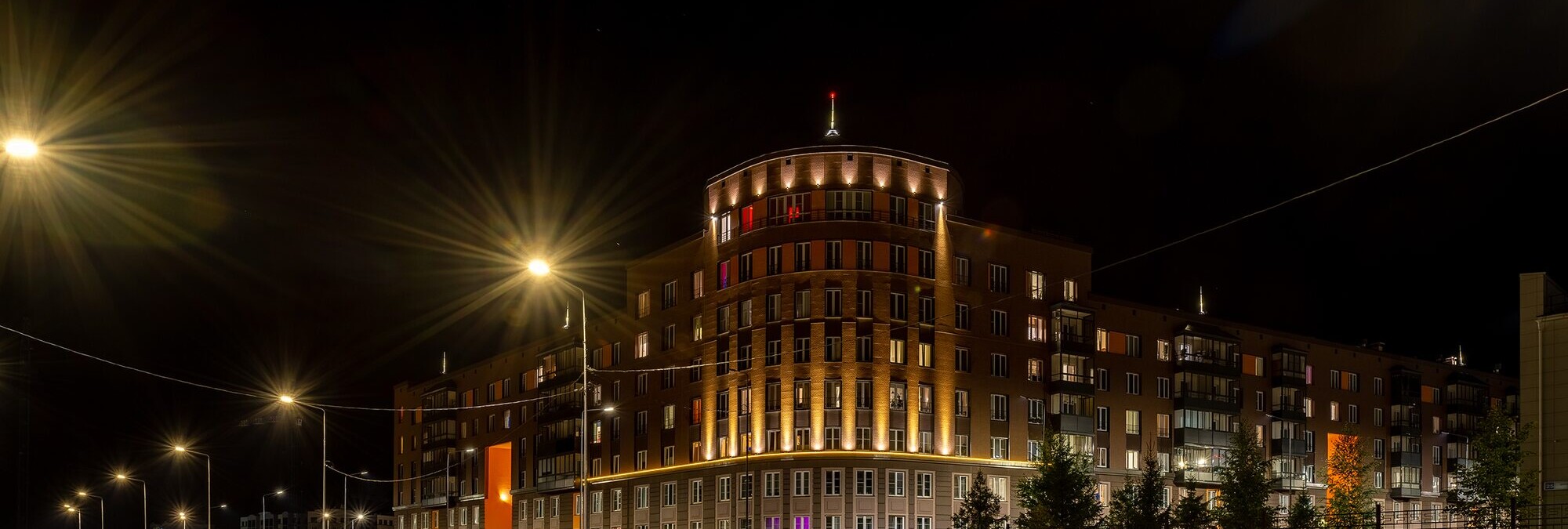 Освещение фасада жилого дома